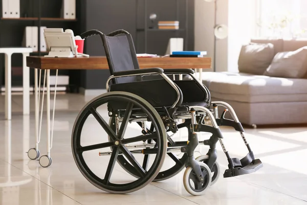 Modern ofiste boş tekerlekli sandalye