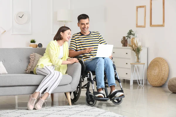 Giovane Sedia Rotelle Sua Moglie Utilizzando Computer Portatile Casa — Foto Stock