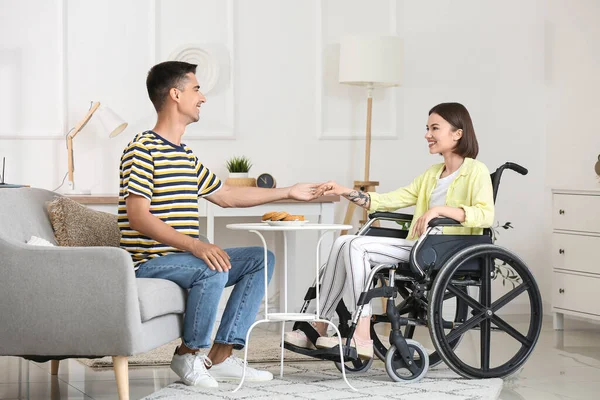 Mujer Joven Silla Ruedas Marido Casa — Foto de Stock