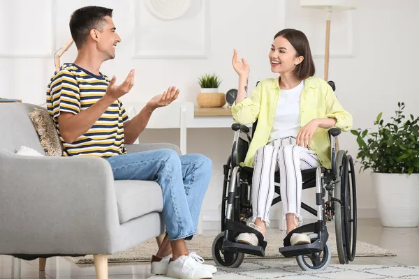 Giovane Donna Sedia Rotelle Suo Marito Casa — Foto Stock