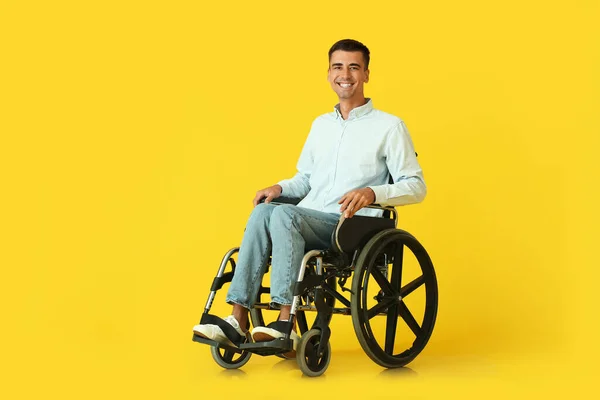 Jovem Cadeira Rodas Sobre Fundo Cor — Fotografia de Stock