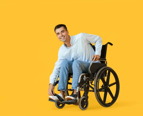 Młody Człowiek Wózku Inwalidzkim Kolor Tła — Zdjęcie stockowe