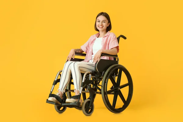 Молодая Женщина Инвалидной Коляске Цветном Фоне — стоковое фото