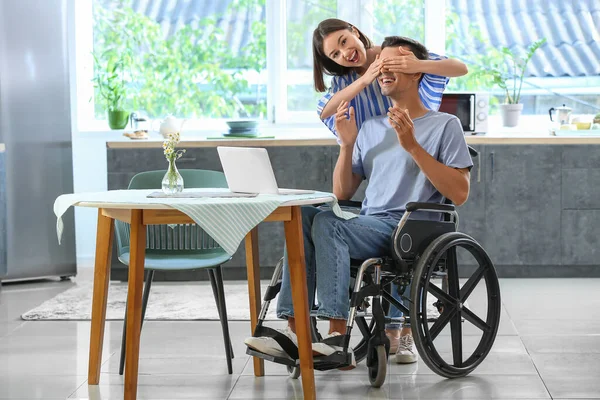 Giovane Con Disabilità Fisica Sua Moglie Cucina — Foto Stock