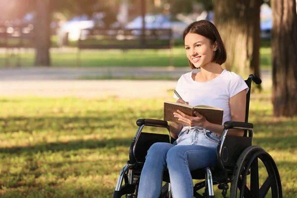Jeune Femme Handicapée Physique Repos Dans Parc — Photo