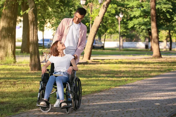 Jeune Femme Handicapée Physique Son Mari Dans Parc — Photo