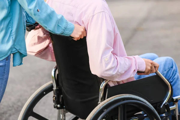Giovane Con Disabilità Fisica Sua Moglie All Aperto — Foto Stock