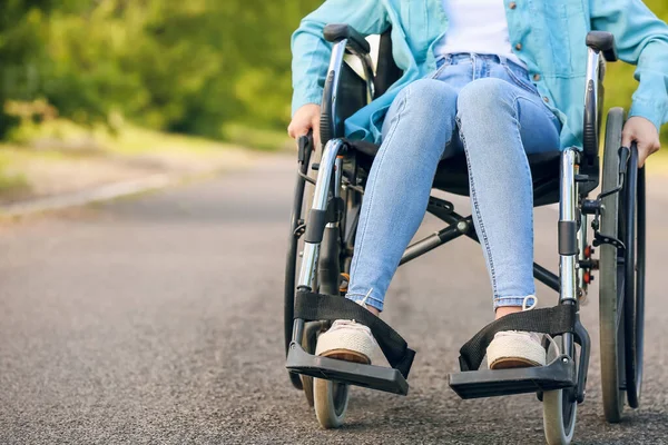 Mujer Joven Con Discapacidad Física Aire Libre — Foto de Stock