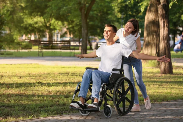 Jeune Homme Handicapé Physique Femme Dans Parc — Photo