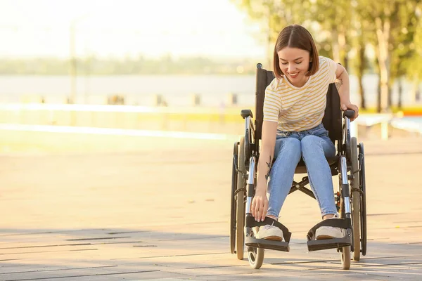 Mujer Joven Con Discapacidad Física Aire Libre — Foto de Stock