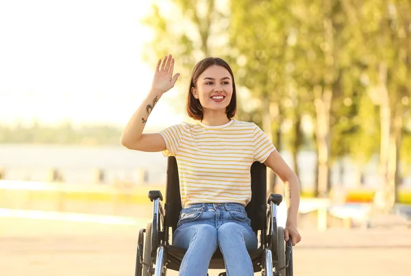 Mujer Joven Con Discapacidad Física Agitando Mano Aire Libre — Foto de Stock