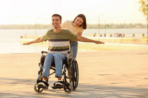 Jeune Homme Handicapé Physique Femme Extérieur — Photo