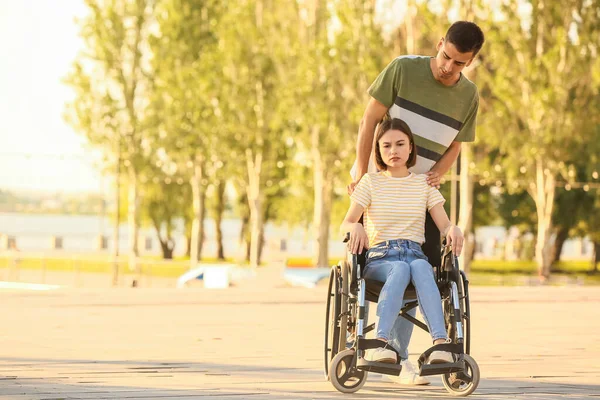 Jeune Femme Handicapée Physique Son Mari Extérieur — Photo