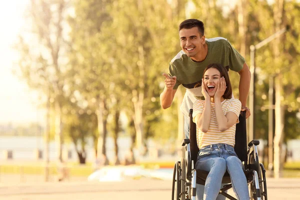 Joyeux Jeune Femme Avec Handicap Physique Son Mari Extérieur — Photo