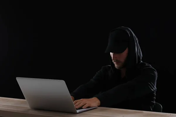 Hacker Con Portátil Sobre Fondo Oscuro — Foto de Stock