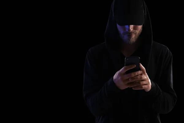 Man Fraudeur Met Smartphone Donkere Achtergrond — Stockfoto