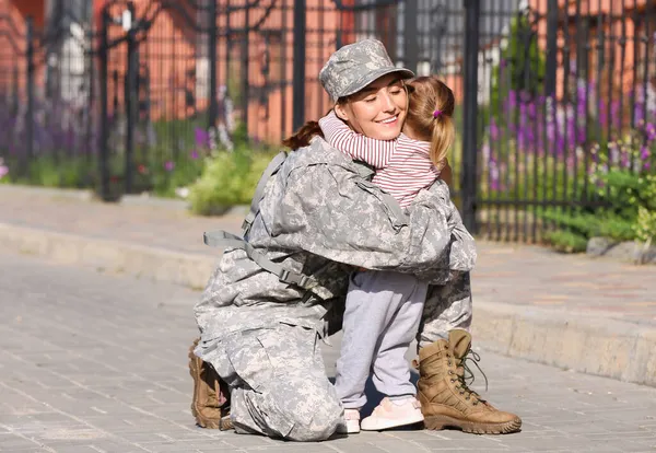 Female Soldier Hugging Her Little Daughter Outdoors — Stock Photo, Image