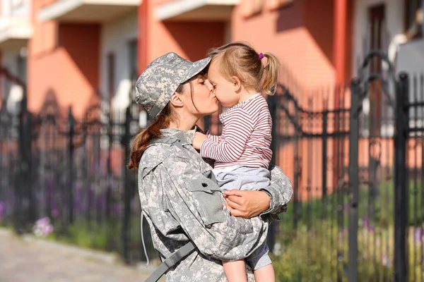 Mujer Soldado Con Pequeña Hija Aire Libre — Foto de Stock