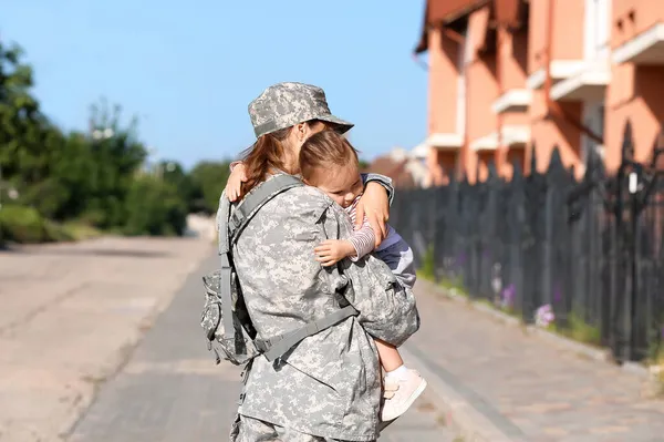 Female Soldier Her Little Daughter Outdoors — Stock Photo, Image