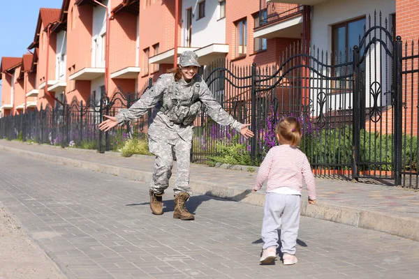 Kislány Találkozik Katonai Anyjával Szabadban — Stock Fotó