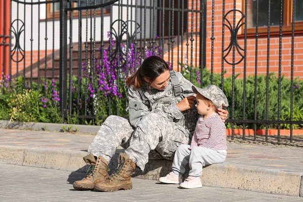 Soldado Feminino Com Sua Filhinha Livre — Fotografia de Stock