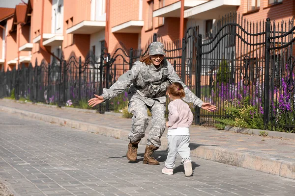 Baby Girl Meeting Her Military Mother Outdoors — Stock Photo, Image