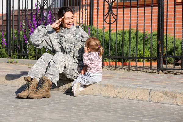 Női Katona Kislányával Szabadban — Stock Fotó