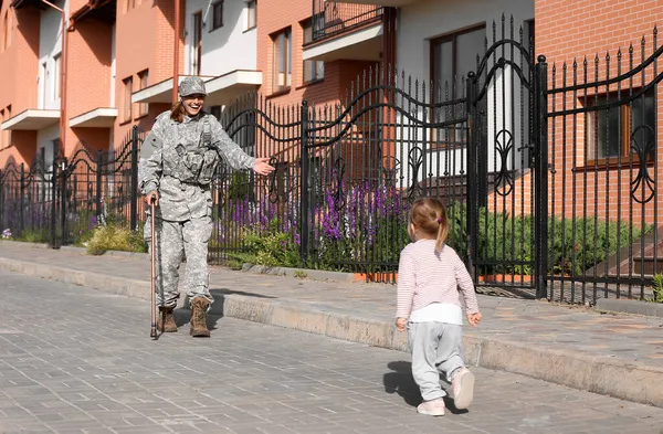 Baby Girl Meeting Her Military Mother Outdoors — Stock Photo, Image