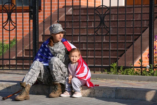 Female Soldier Her Little Daughter Usa Flag Outdoors — Stock Photo, Image