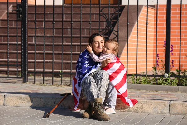 Női Katona Kislánya Amerikai Zászlóval Szabadban — Stock Fotó