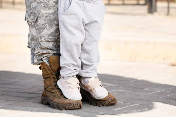 Feet Female Soldier Her Little Daughter Outdoors — Stock Photo, Image