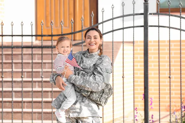 Female Soldier Her Little Daughter Usa Flag Outdoors — Stock Photo, Image