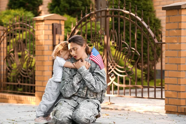 Female Soldier Her Little Daughter Usa Flag Outdoors — Stock Photo, Image