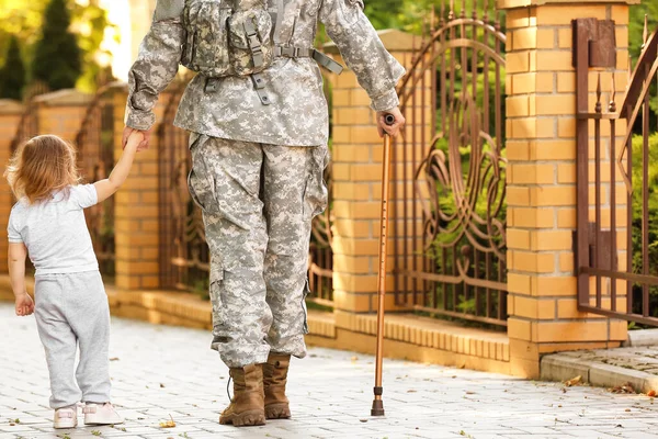 Női Katona Bottal Kislánya Sétálnak Szabadban — Stock Fotó
