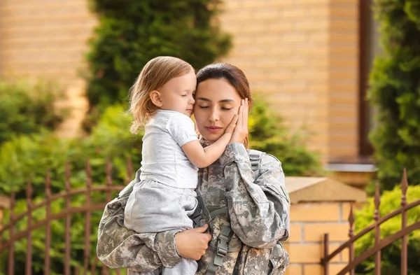 Küçük Kızıyla Birlikte Açık Havada Bir Kadın Asker — Stok fotoğraf