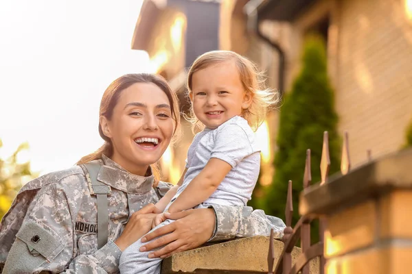 Mujer Soldado Con Pequeña Hija Aire Libre — Foto de Stock