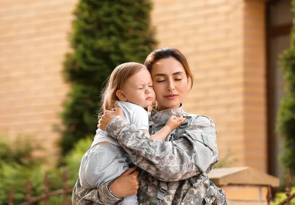 Női Katona Kislányával Szabadban — Stock Fotó