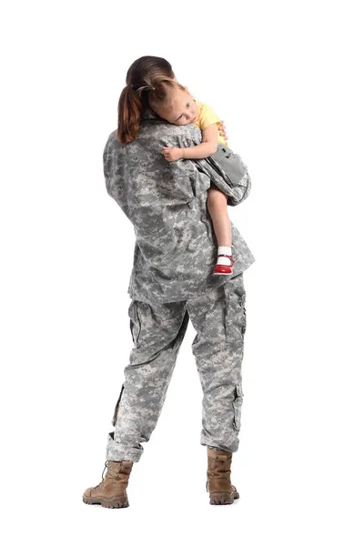 Kvinnlig Soldat Med Sin Lilla Dotter Isolerad Vitt — Stockfoto
