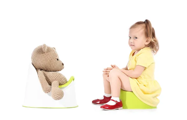 Мила Дівчинка Іграшковий Ведмідь Сидить Горщиках Білому Тлі — стокове фото