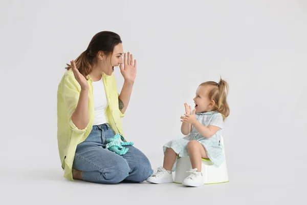 Mother Potty Training Her Little Daughter Light Background — Stock Photo, Image