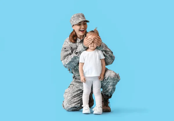 Soldado Femenino Con Hija Pequeña Sobre Fondo Color —  Fotos de Stock