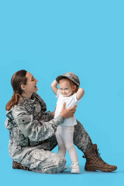 Kvinna Soldat Med Sin Lilla Dotter Färg Bakgrund — Stockfoto