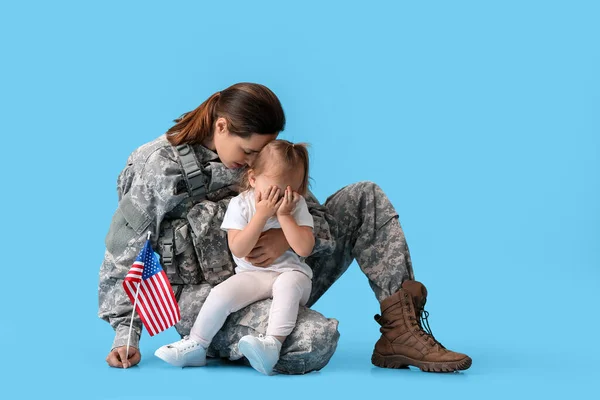 Női Katona Szomorú Kislánya Amerikai Zászló Színes Háttér — Stock Fotó