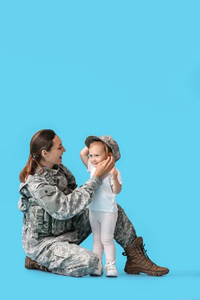 Soldado Feminino Com Sua Filhinha Fundo Cor — Fotografia de Stock