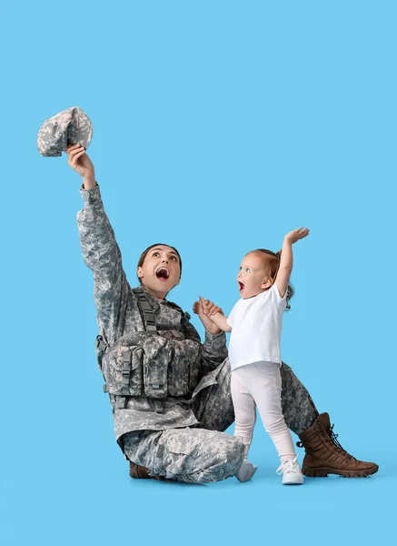 Happy Female Soldier Her Little Daughter Color Background — Stock Photo, Image