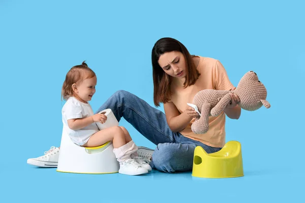 Mother Potty Training Her Little Daughter Color Background — Stock Photo, Image
