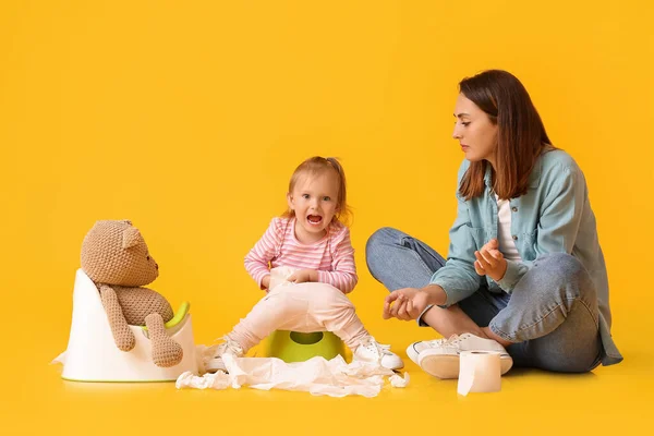 Mother Potty Training Her Little Daughter Color Background — Stock Photo, Image