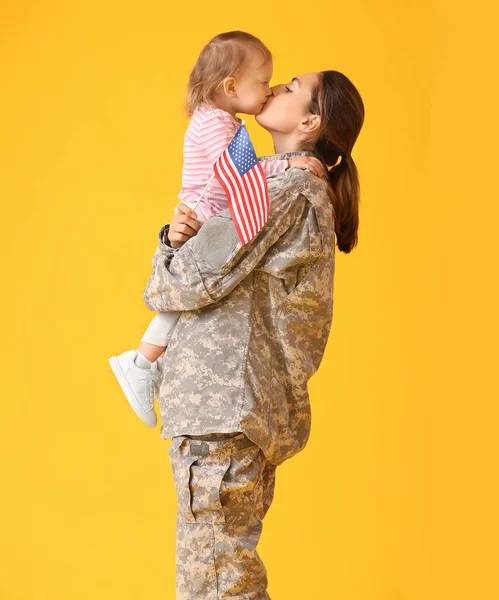 Soldado Feminino Sua Filhinha Com Bandeira Dos Eua Fundo Cor — Fotografia de Stock