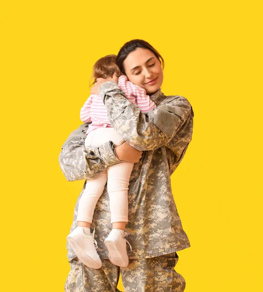 Female Soldier Her Little Daughter Color Background — Stock Photo, Image