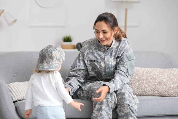 Soldado Feminino Com Sua Filhinha Casa — Fotografia de Stock